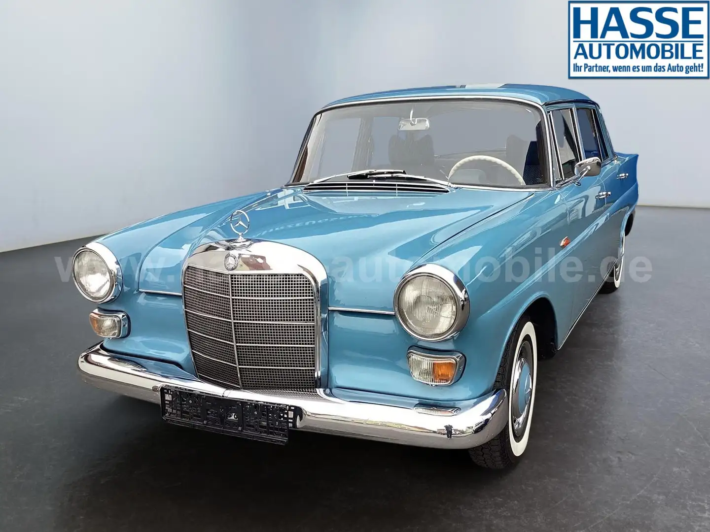Mercedes-Benz 230 w110 77 kW (105 PS), Schaltgetriebe, Heckantrieb Modrá - 2