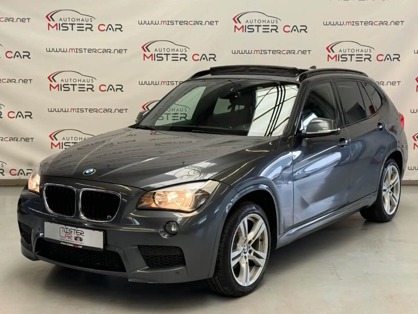 BMW X1 20d sDrive M PAKET PANO/NaviProf/SHZ/PDC/18 Grau - 1