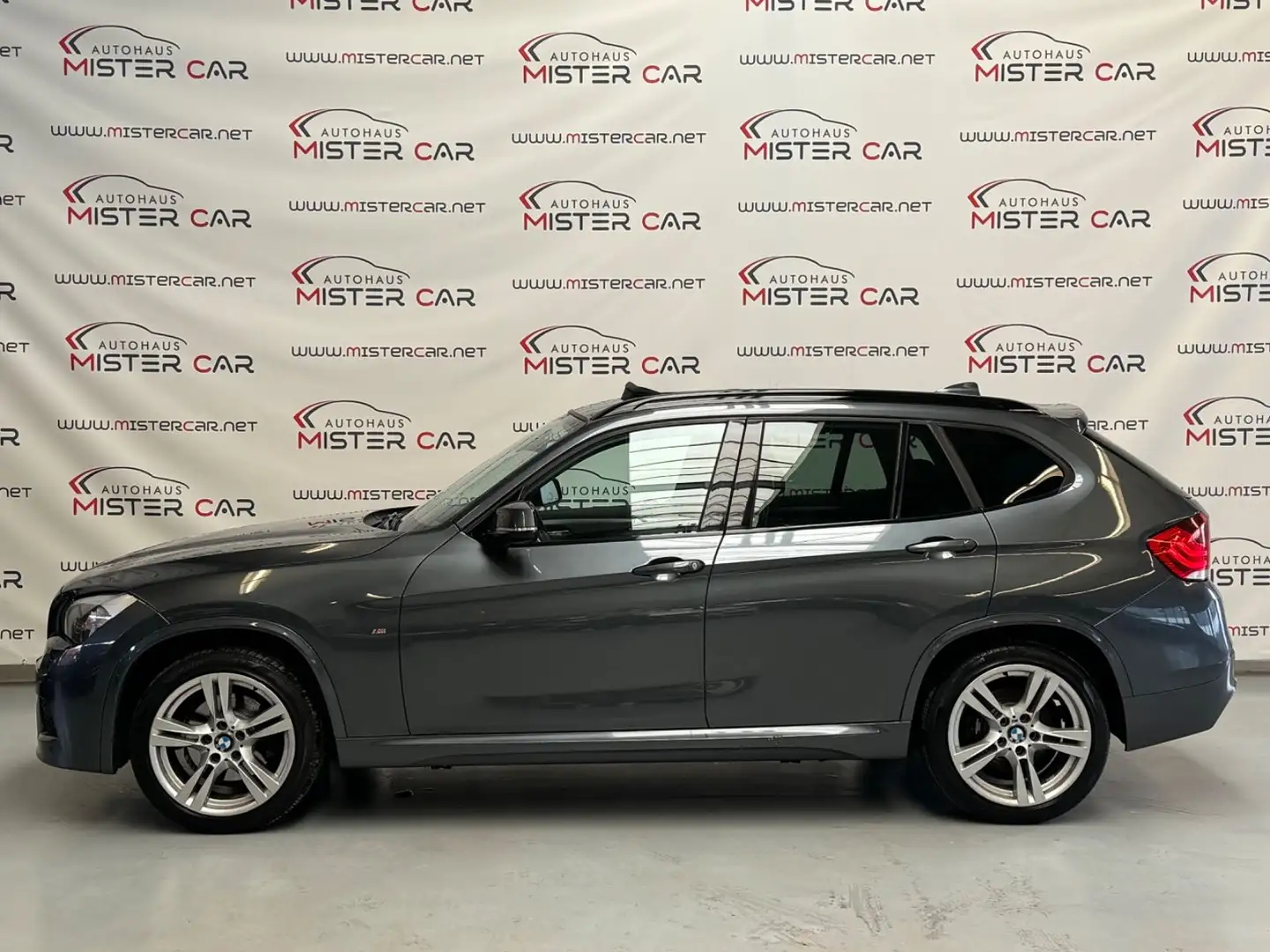 BMW X1 20d sDrive M PAKET PANO/NaviProf/SHZ/PDC/18 Grau - 2