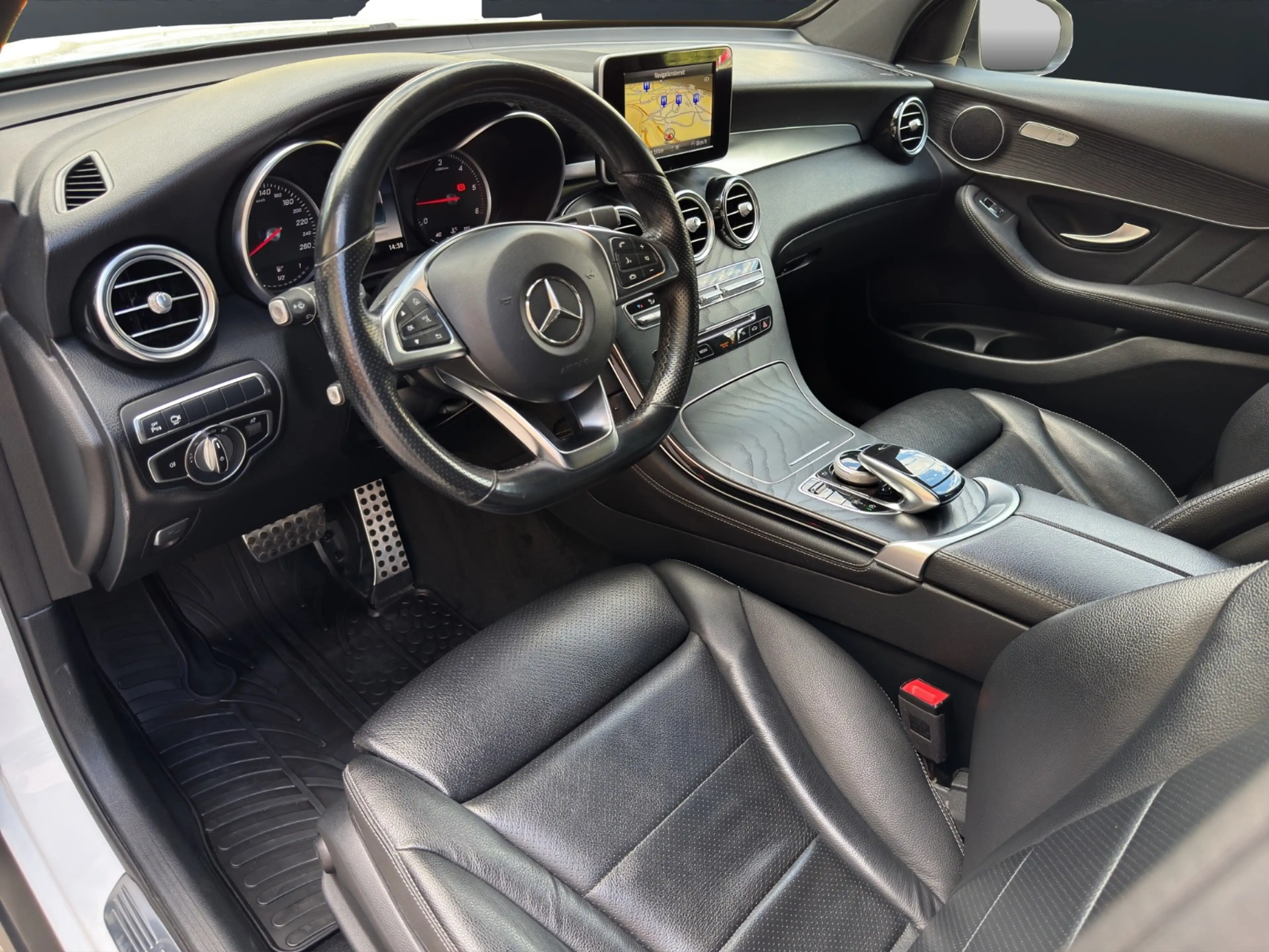 Mercedes-Benz GLC 250 d 4MATIC Klima Shz Ambi eHeck AMG Xenon — photo 8
