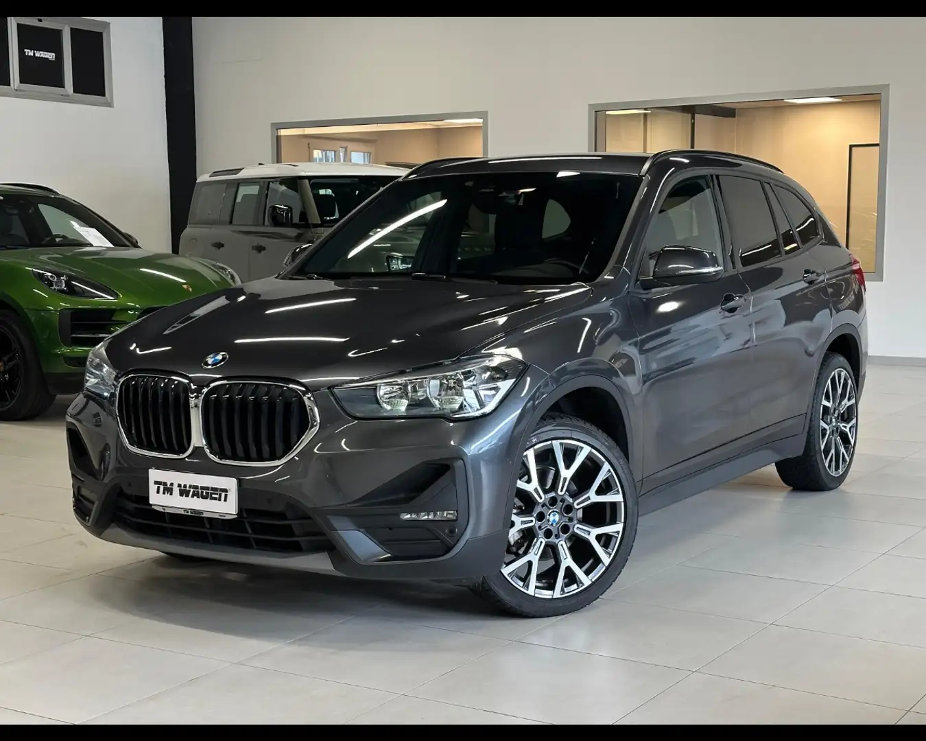 BMW X1 sDrive18d Advantage Grijs - 1