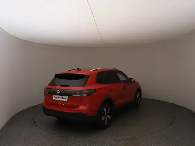 Volkswagen Tiguan view 4