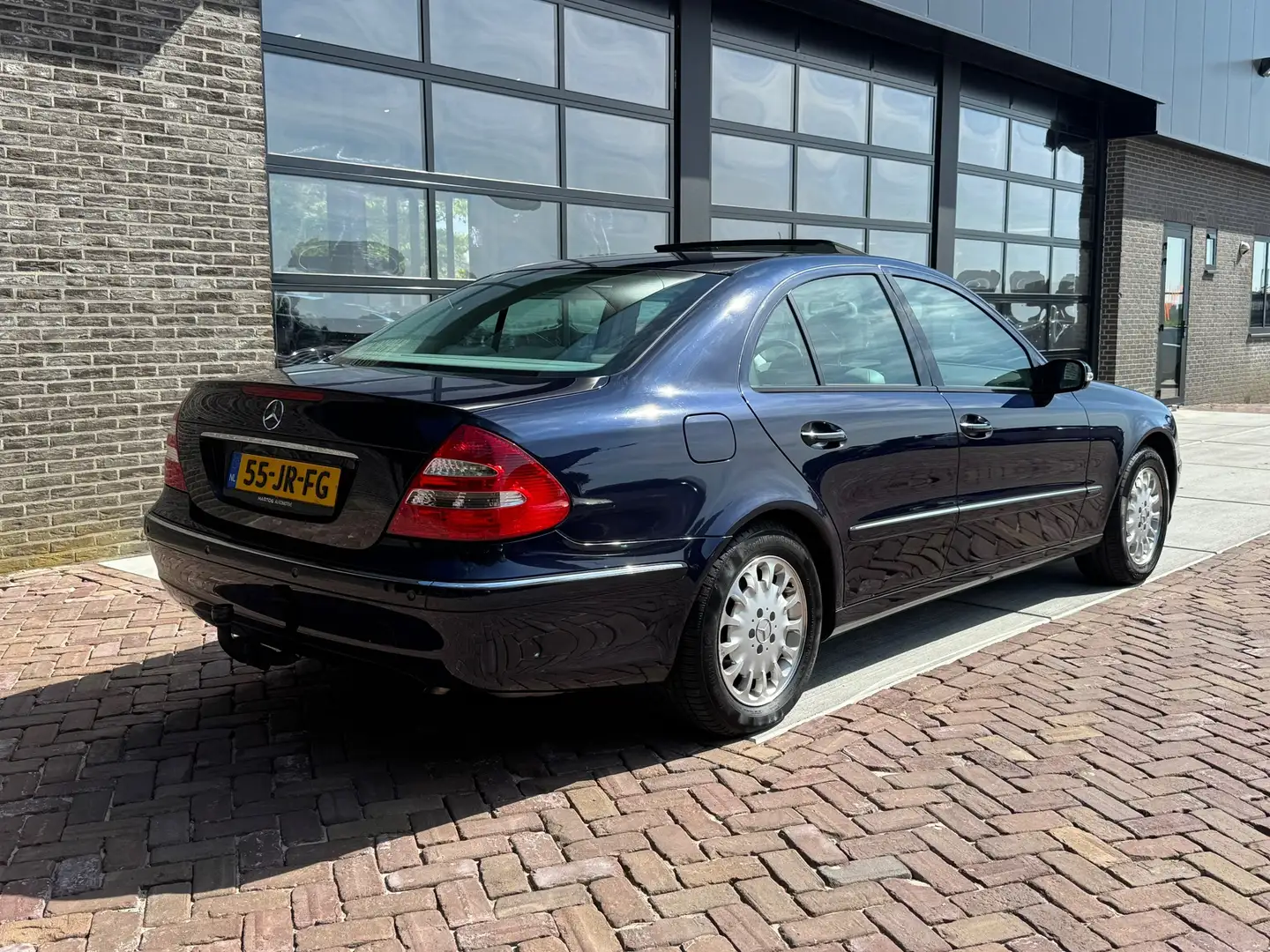 Mercedes-Benz E 240 Avantgarde | Autm | Dak | Leer | Clima | Blauw - 2