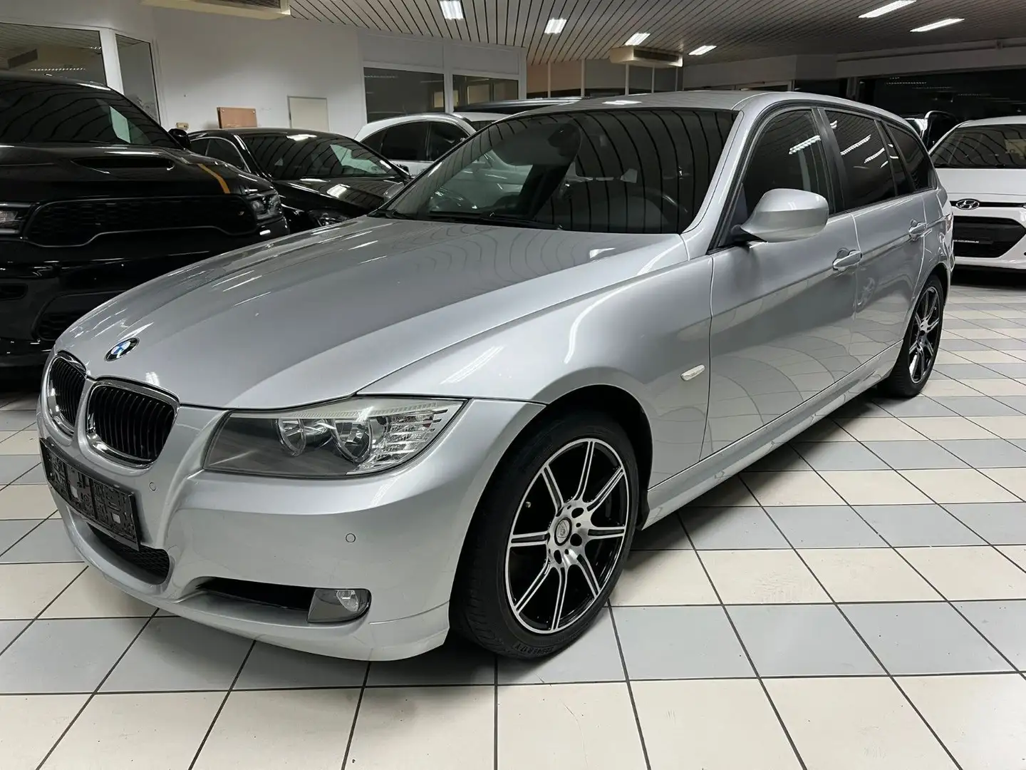 BMW 318 i Touring*PDC*Tempomat*Facelift*17"* Silber - 1
