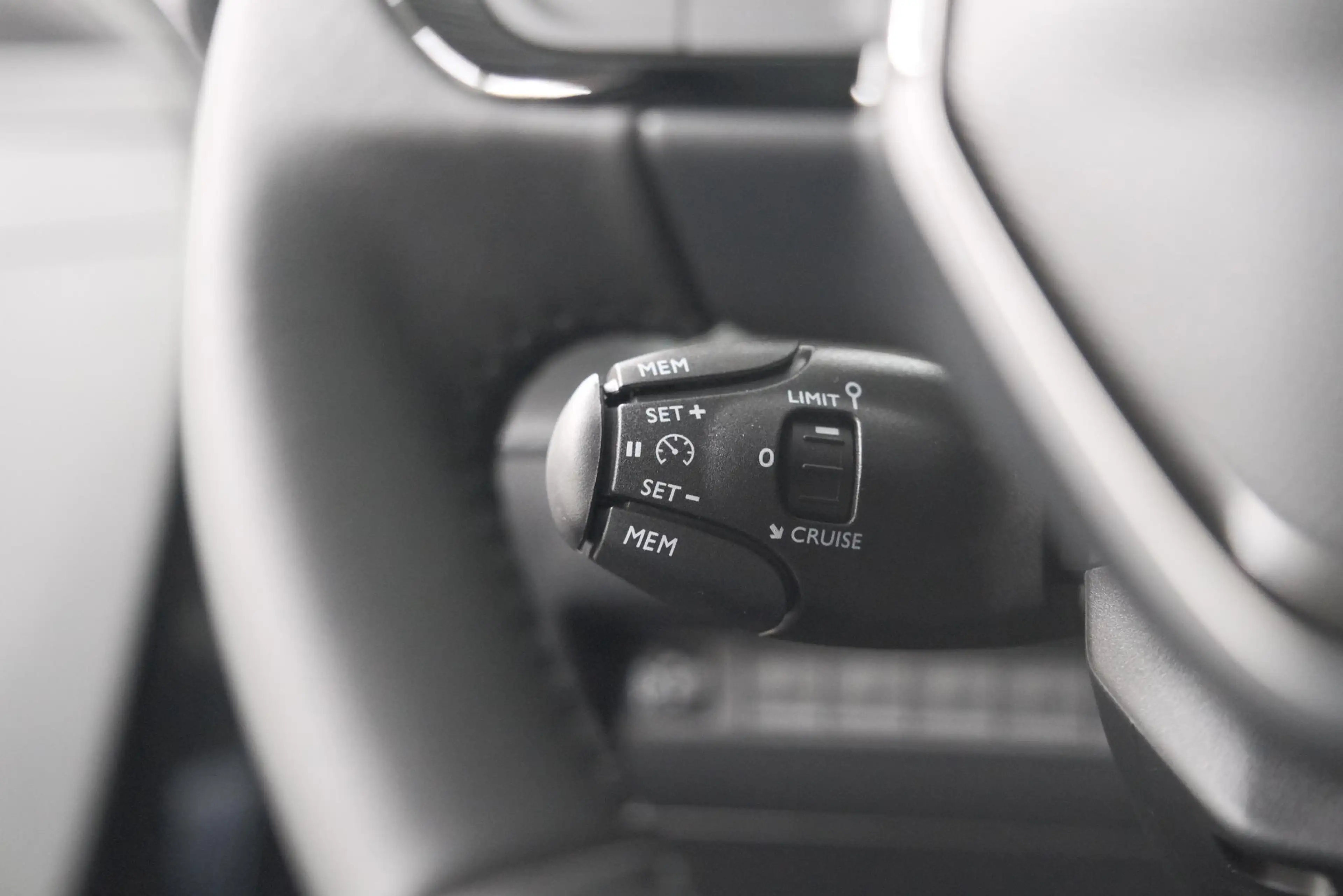Peugeot 208 1.2 Hybrid 110 e-DCS6 Business | Direct Leverbaar — photo 3
