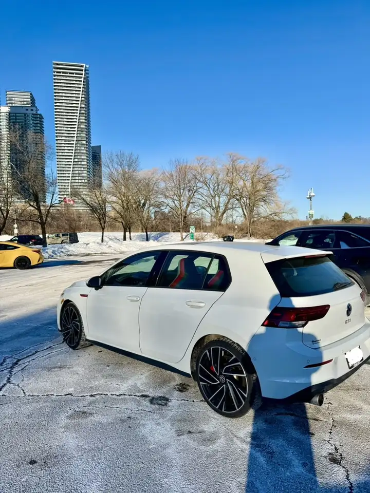 Volkswagen Golf GTI снимка Volkswagen Golf GTI