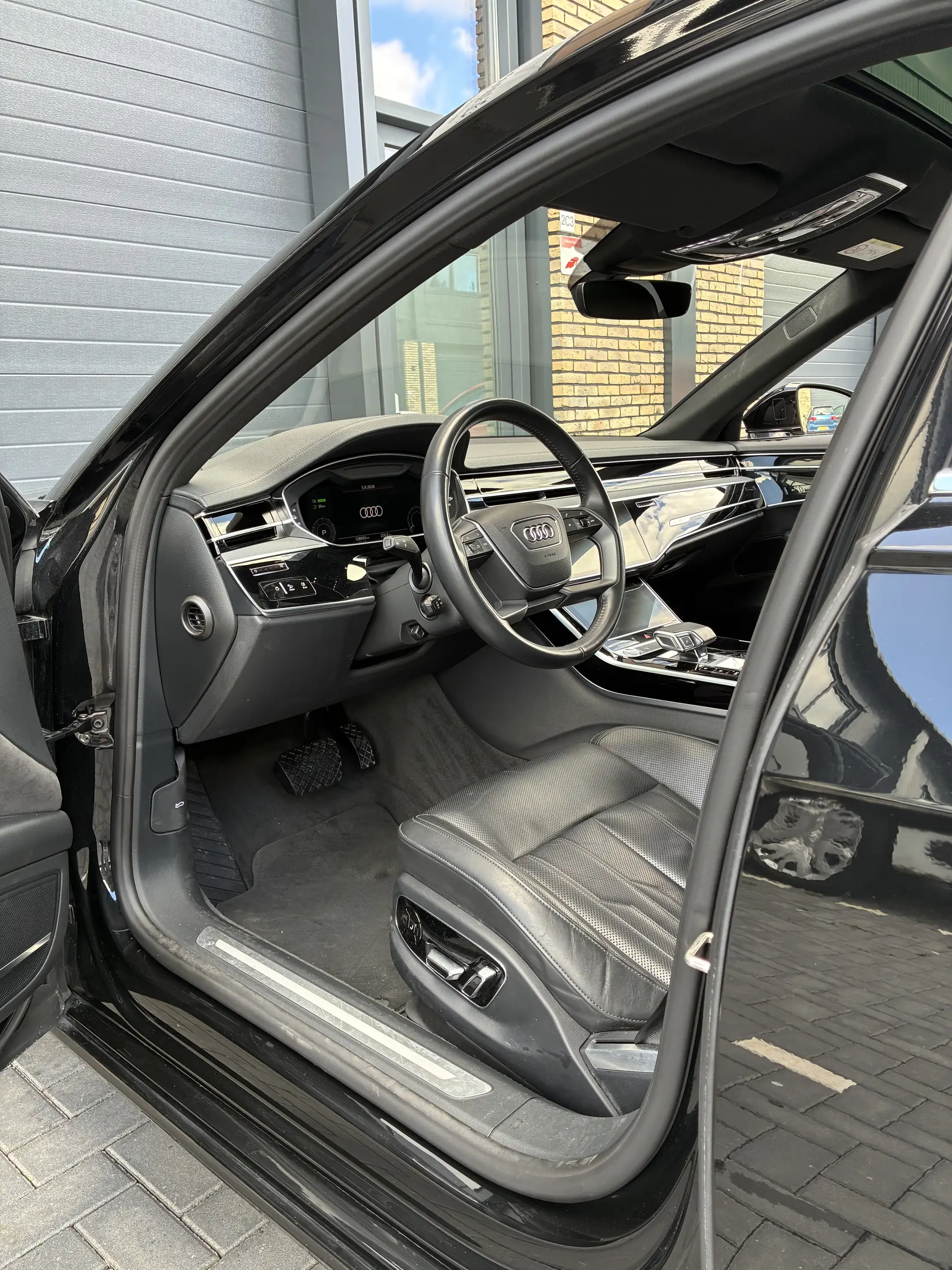 Audi A8 60 TFSI e q PL+ — photo 5