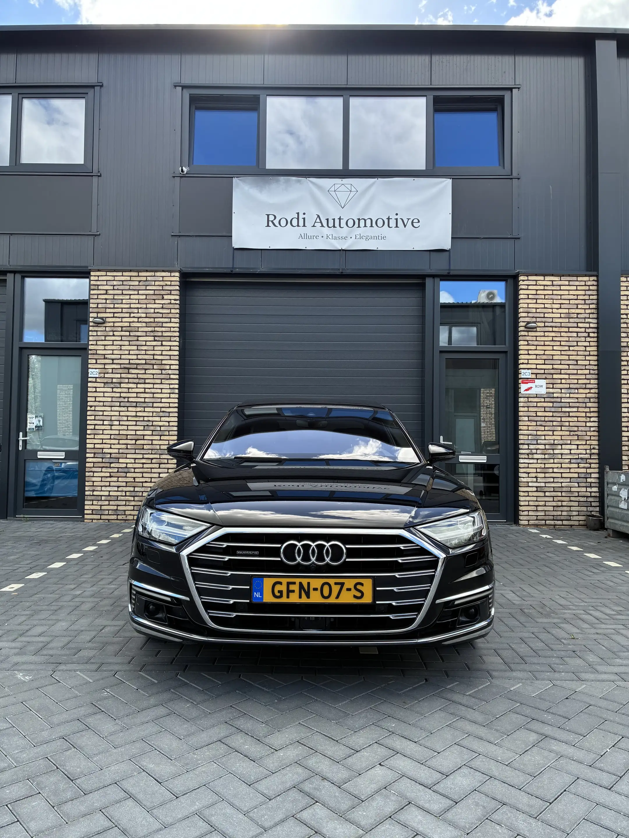 Audi A8 60 TFSI e q PL+ — photo 2