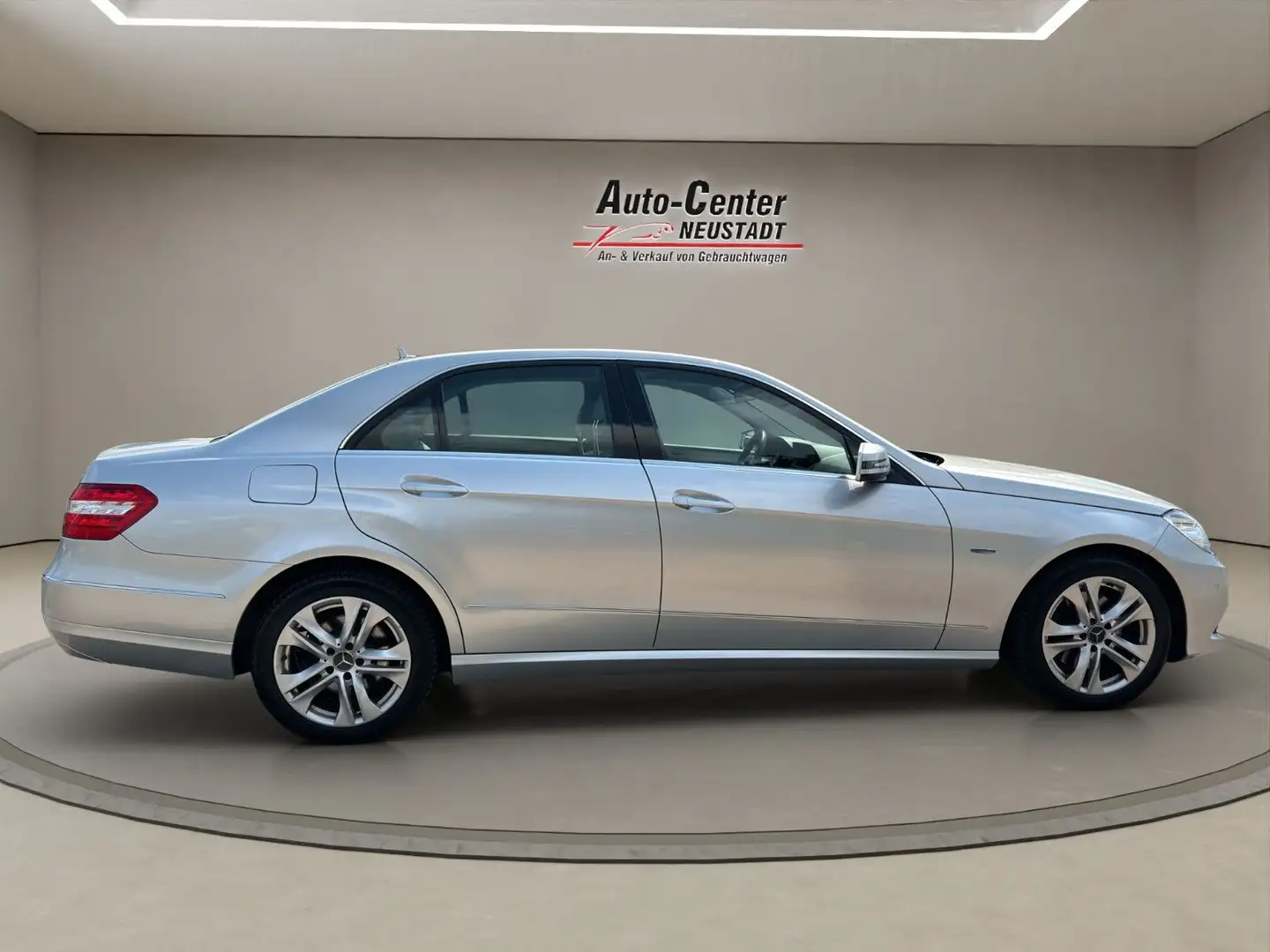 Mercedes-Benz E 250 CGI Lim. BlueEfficiency, AVANTGARDE, LEDER Silber - 2