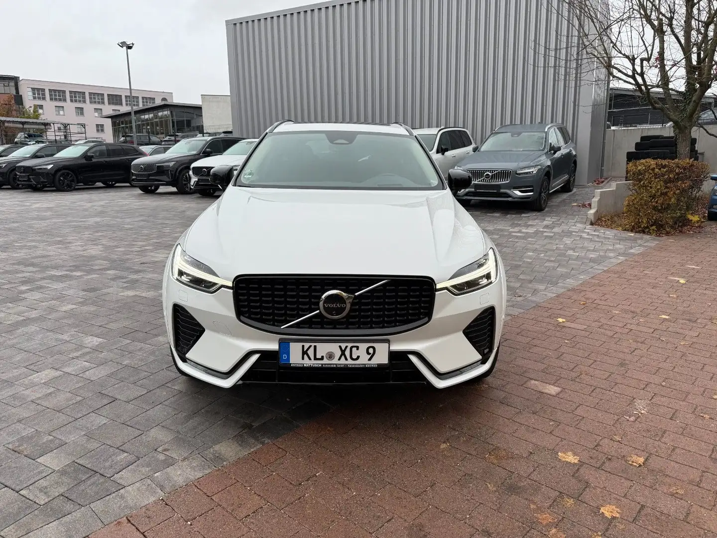 Volvo XC60 B4 AWD ULTIMATE DARK+PANO+PILOT+LUFTFWRK+ Weiß - 2