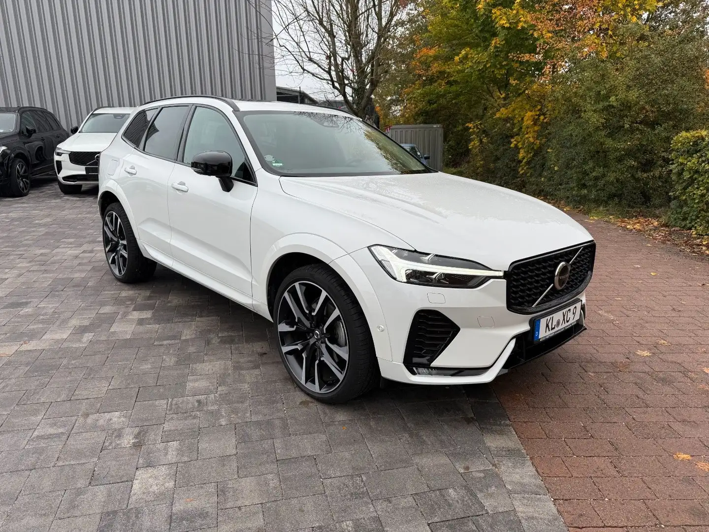 Volvo XC60 B4 AWD ULTIMATE DARK+PANO+PILOT+LUFTFWRK+ Weiß - 1