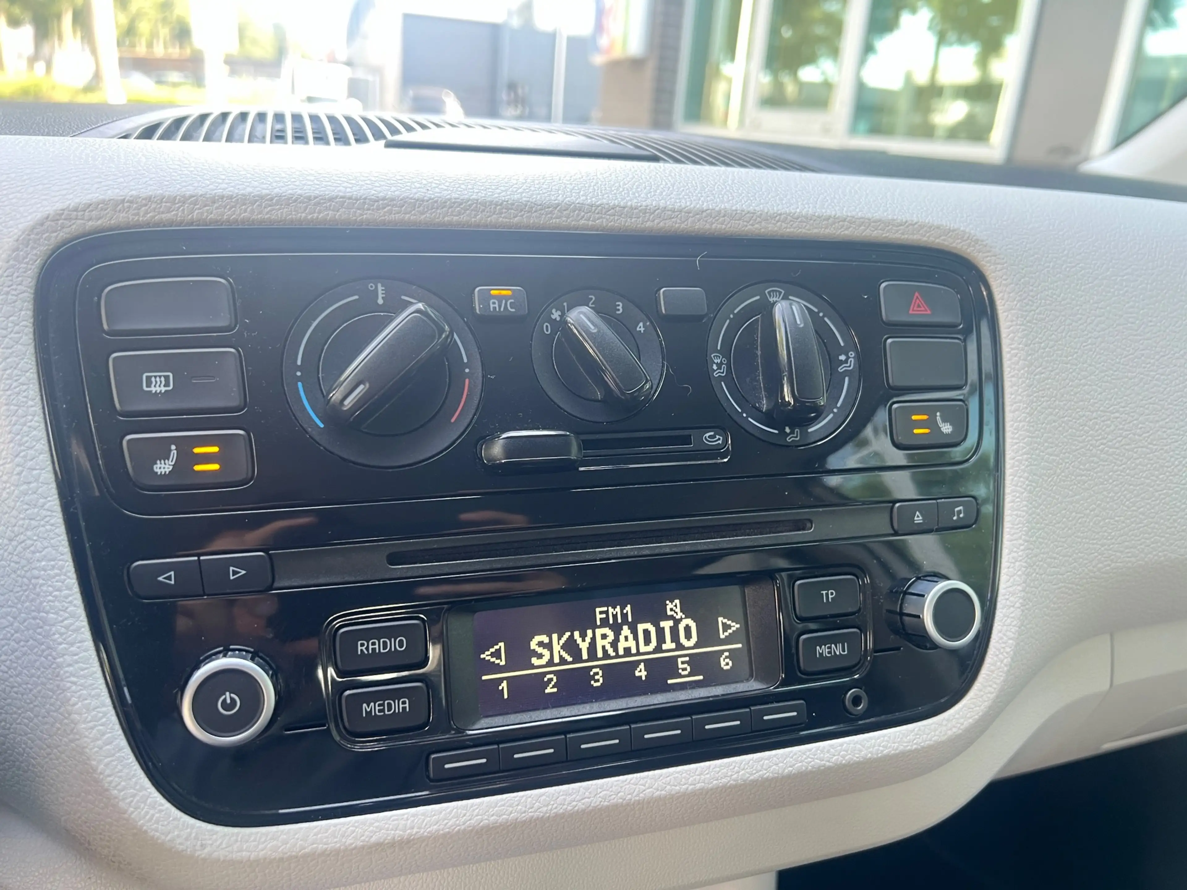 Volkswagen up! 1.0 - AUTOMAAT - NAVIGATIE - 44.000 KM ! — photo 8