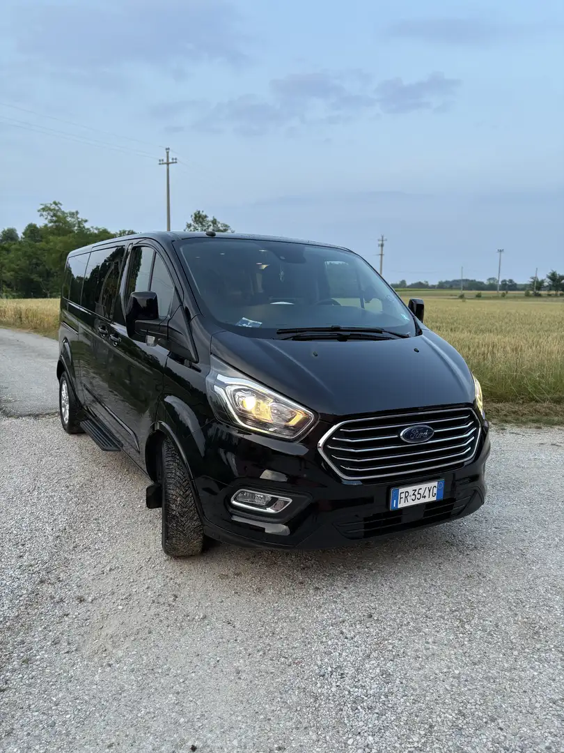 Ford Tourneo Custom 9 posti, 5 porte. - 1