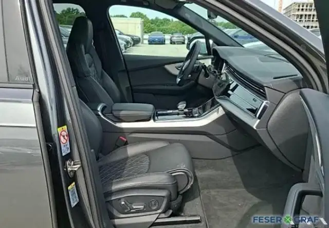 Audi Q7 view 7