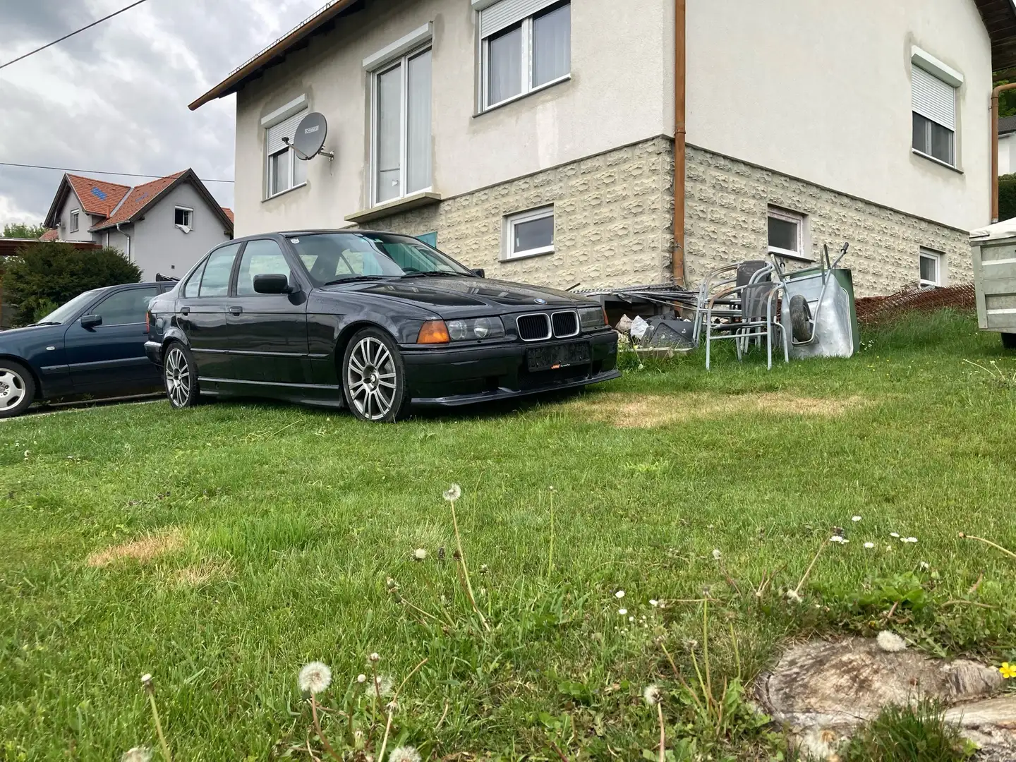 BMW 325 325i crna - 2