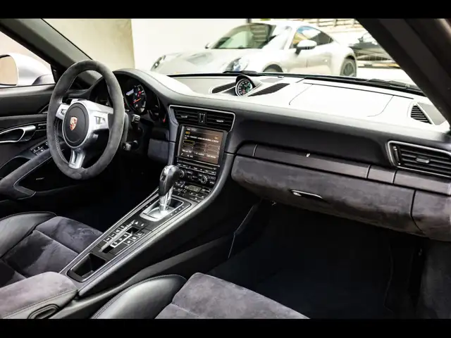 Porsche 911 view 12