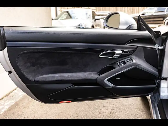 Porsche 911 view 9