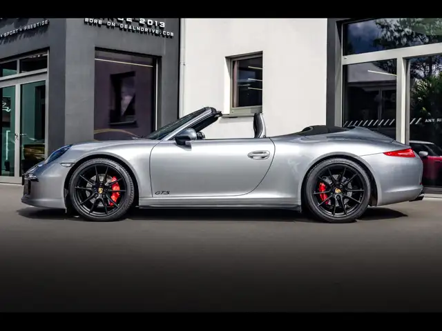 Porsche 911 view 2