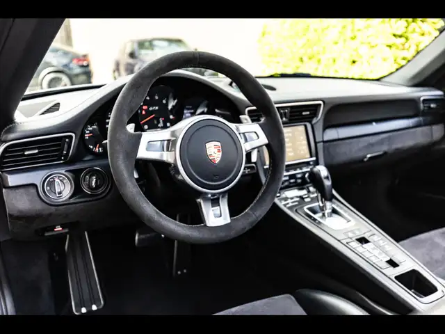 Porsche 911 view 10