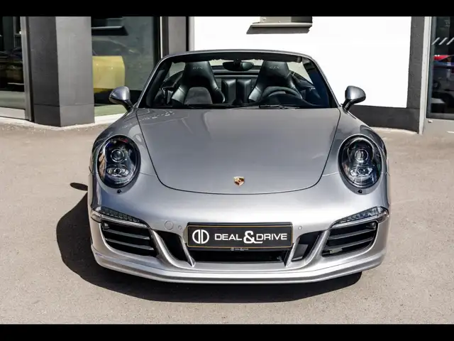 Porsche 911 view 5