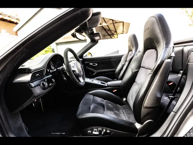 Porsche 911 view 11