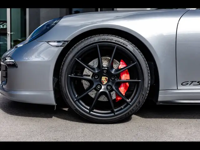 Porsche 911 view 8
