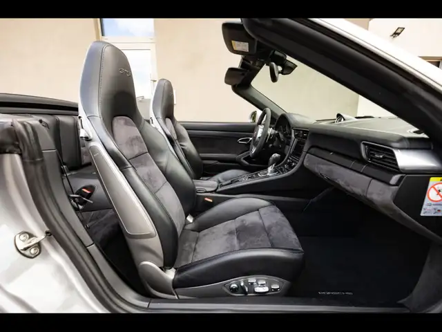 Porsche 911 view 14