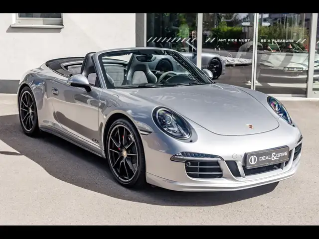 Porsche 911 view 6