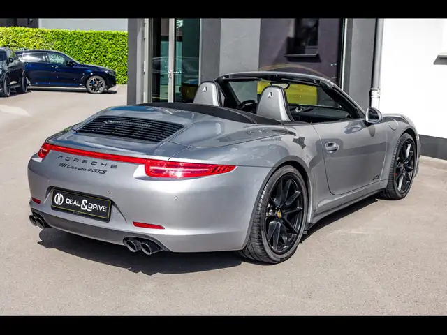 Porsche 911 view 7