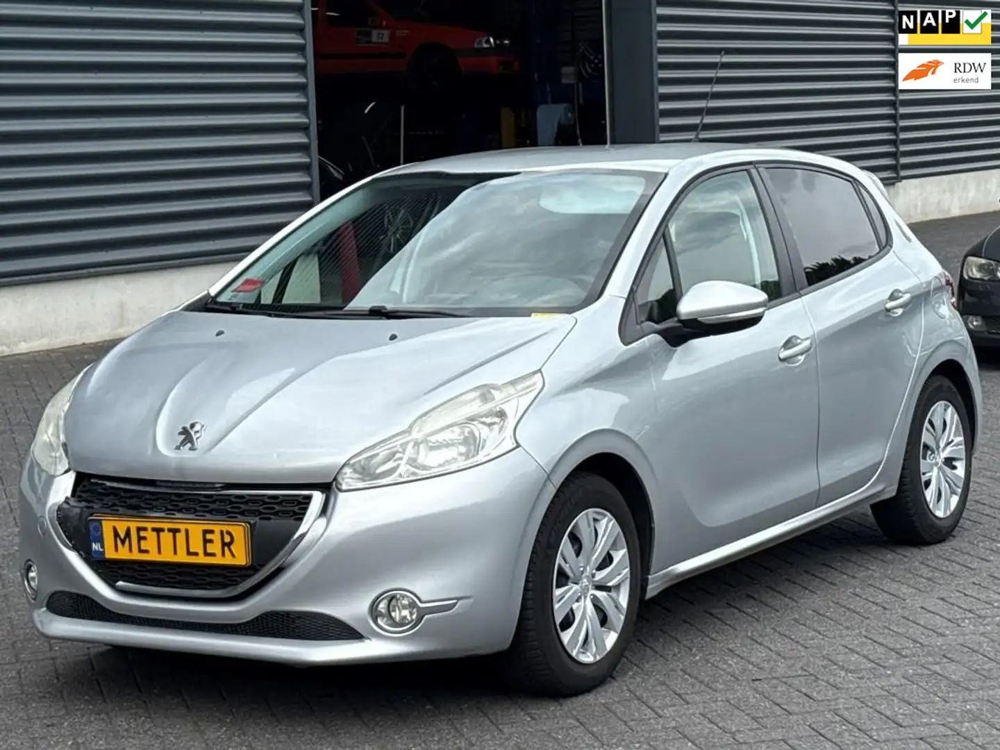 Peugeot 208 1.2 VTi Active, PDC , Navi , Airco Grijs - 1