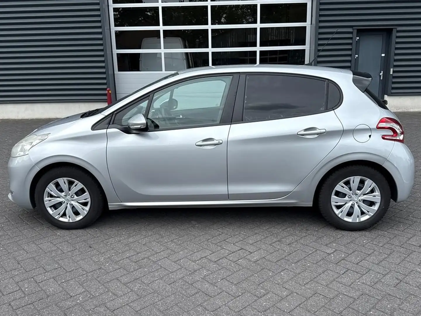 Peugeot 208 1.2 VTi Active, PDC , Navi , Airco Grijs - 2