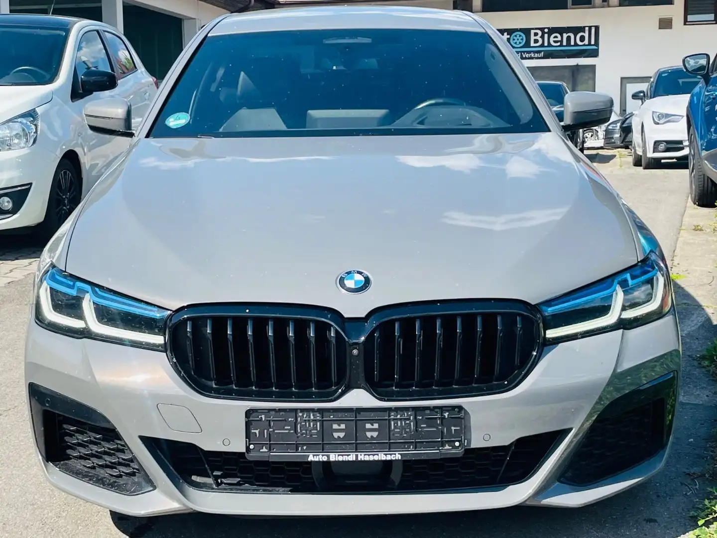 BMW 530 i xDrive M Sport Paket NP 82.000 Laser AHK Grau - 2