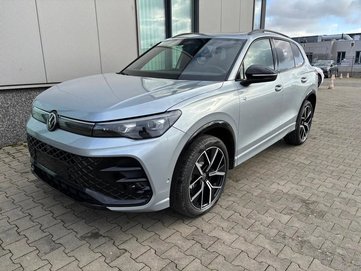 Volkswagen Tiguan R-Line 2.0 TDI 4MOTION 193PS DSG, Oyster-Silver... Silber - 1