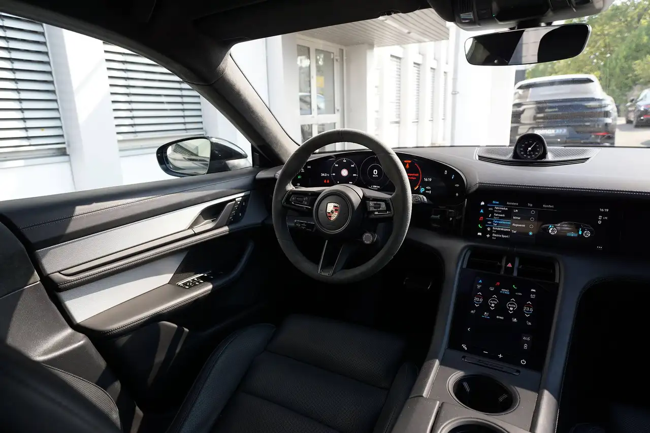 Porsche Taycan GTS Sport Turismo INDIVIDUAL DUNKELOLIVE MET., миниатюра 24