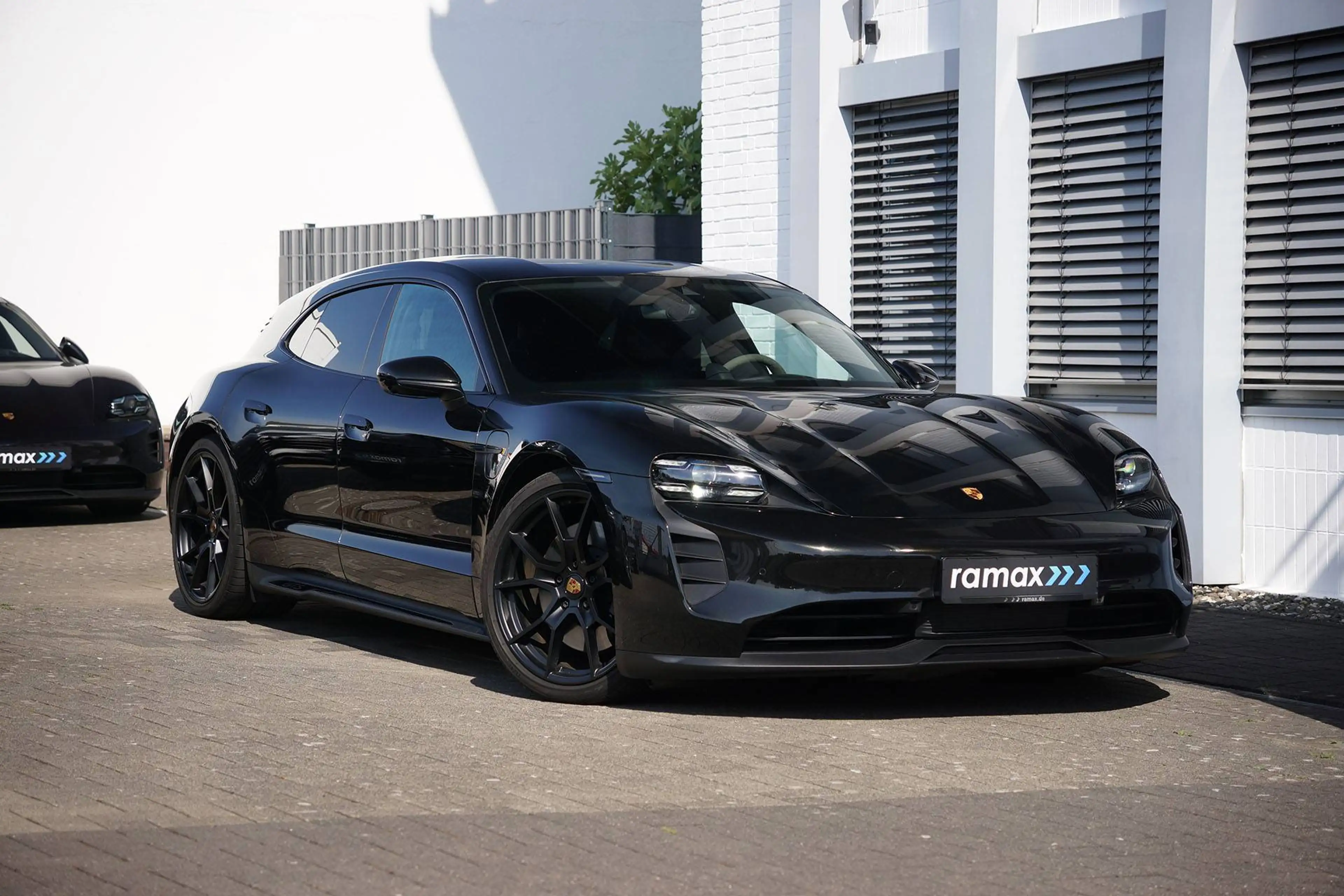 Porsche Taycan Taycan GTS Sport Turismo INDIVIDUAL DUNKELOLIVE MET. — photo 3