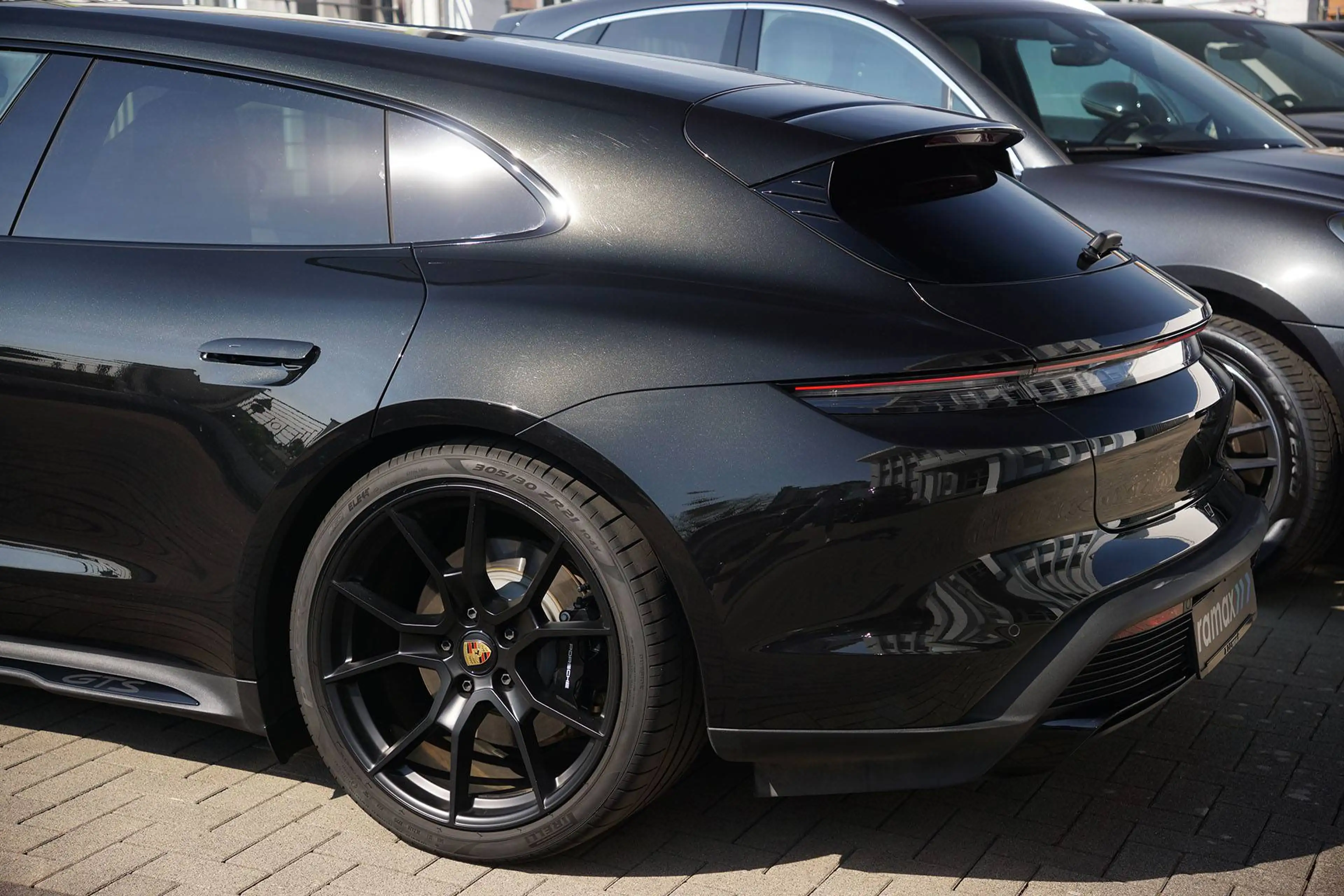 Porsche Taycan Taycan GTS Sport Turismo INDIVIDUAL DUNKELOLIVE MET. — photo 15