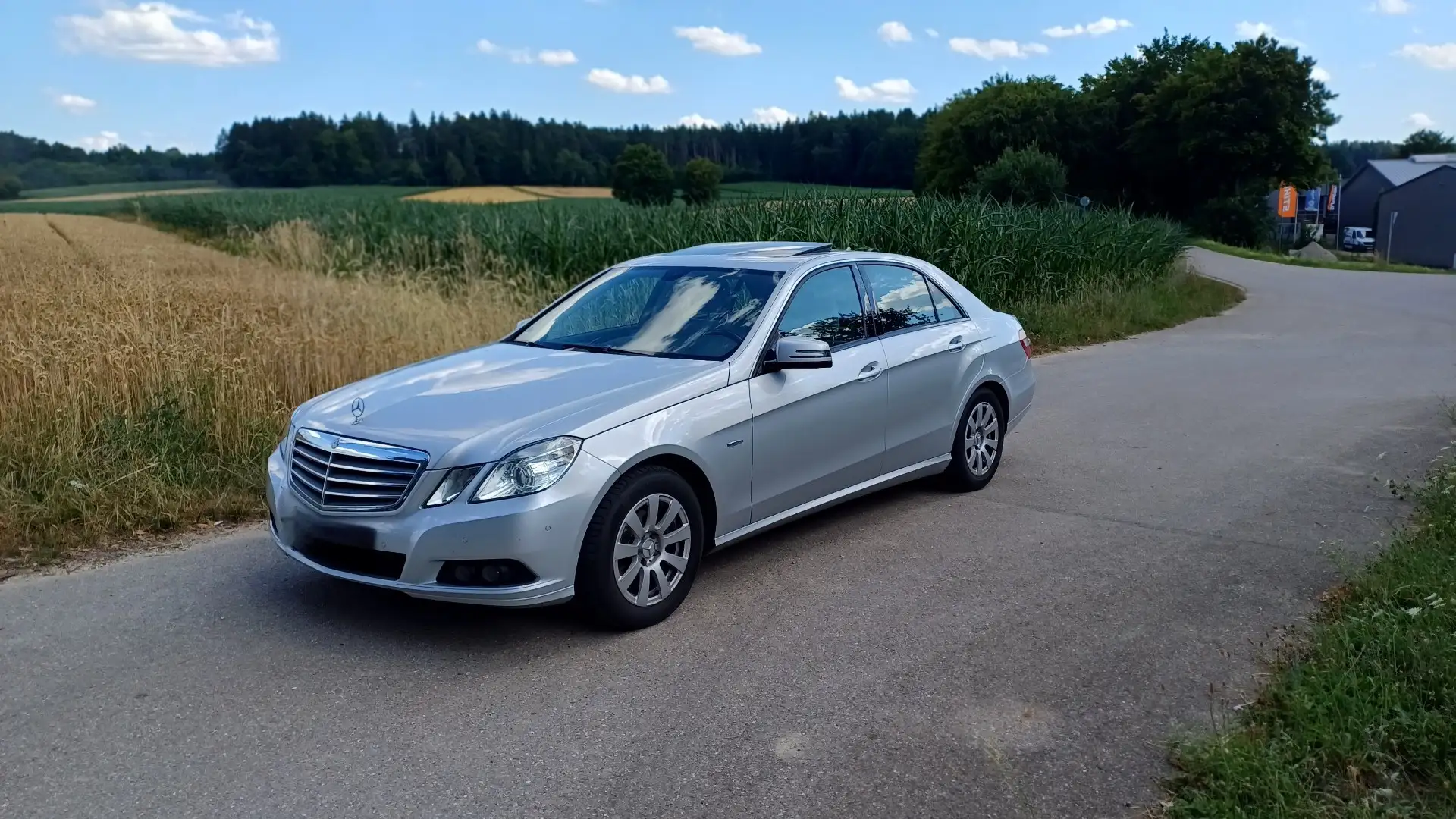 Mercedes-Benz E 220 Navi Automatik AHK TÜV Sommer/Winterreifen Silber - 1