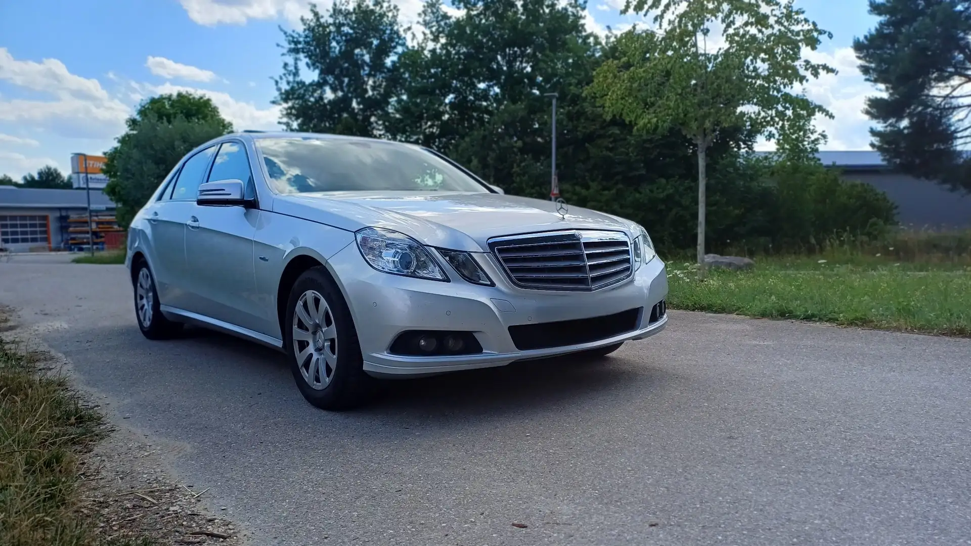Mercedes-Benz E 220 Navi Automatik AHK TÜV Sommer/Winterreifen Silber - 2