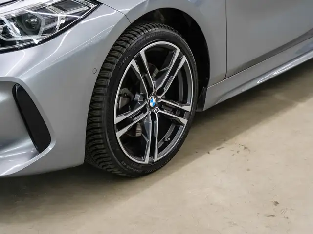 BMW 1 Series view 6