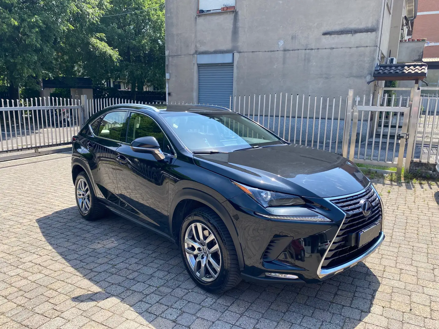 Lexus NX 300 NX 300h 2.5 Executive 4wd cvt crna - 1