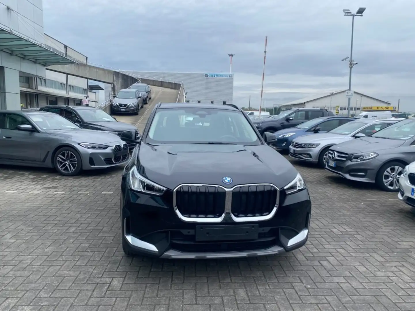 BMW X1 xDrive 25e PLUG IN Schwarz - 2