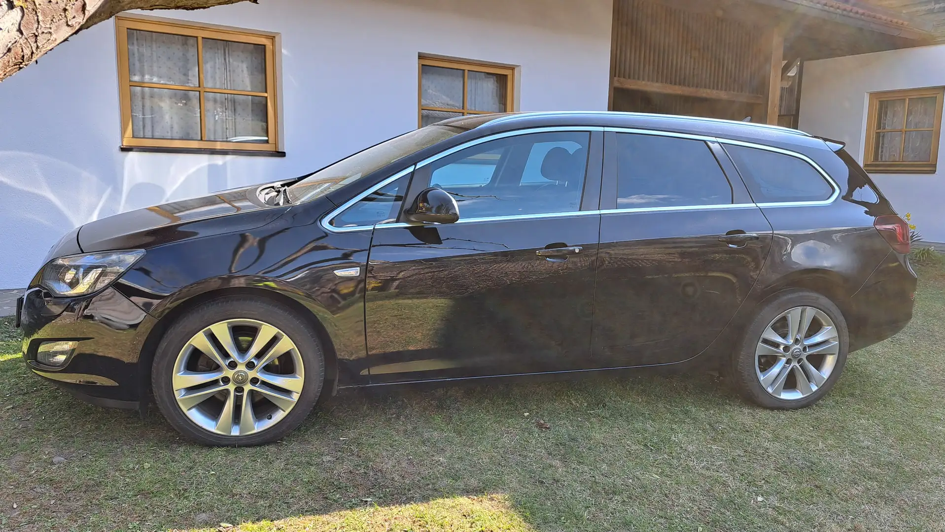 Opel Astra Sports Tourer TOP AUSSTATTUNG Xenon Navi Schwarz - 2