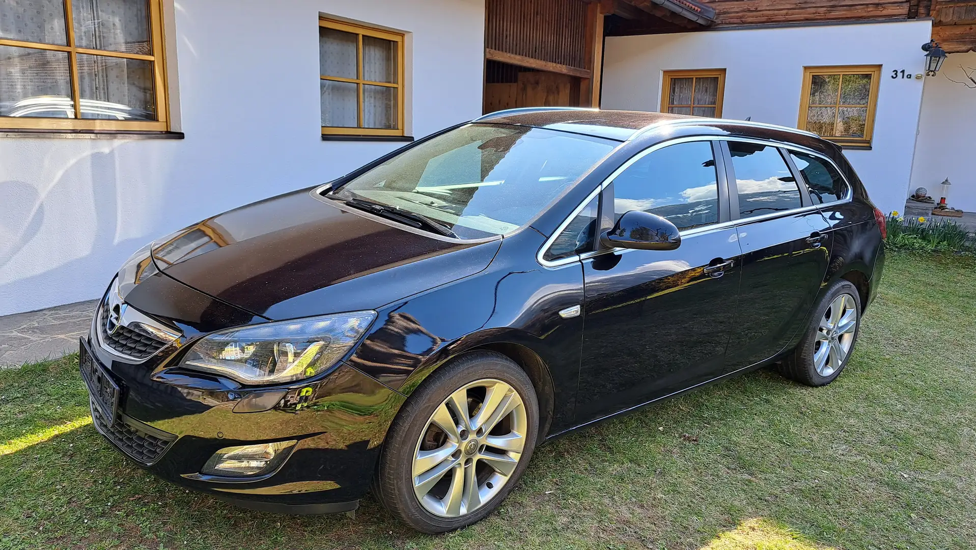 Opel Astra Sports Tourer TOP AUSSTATTUNG Xenon Navi Schwarz - 1
