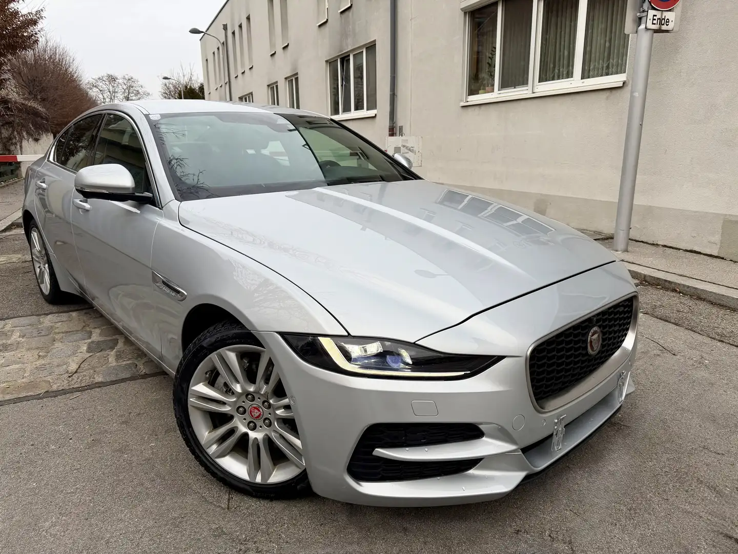Jaguar XE D200 AWD HSE Aut. Silber - 1