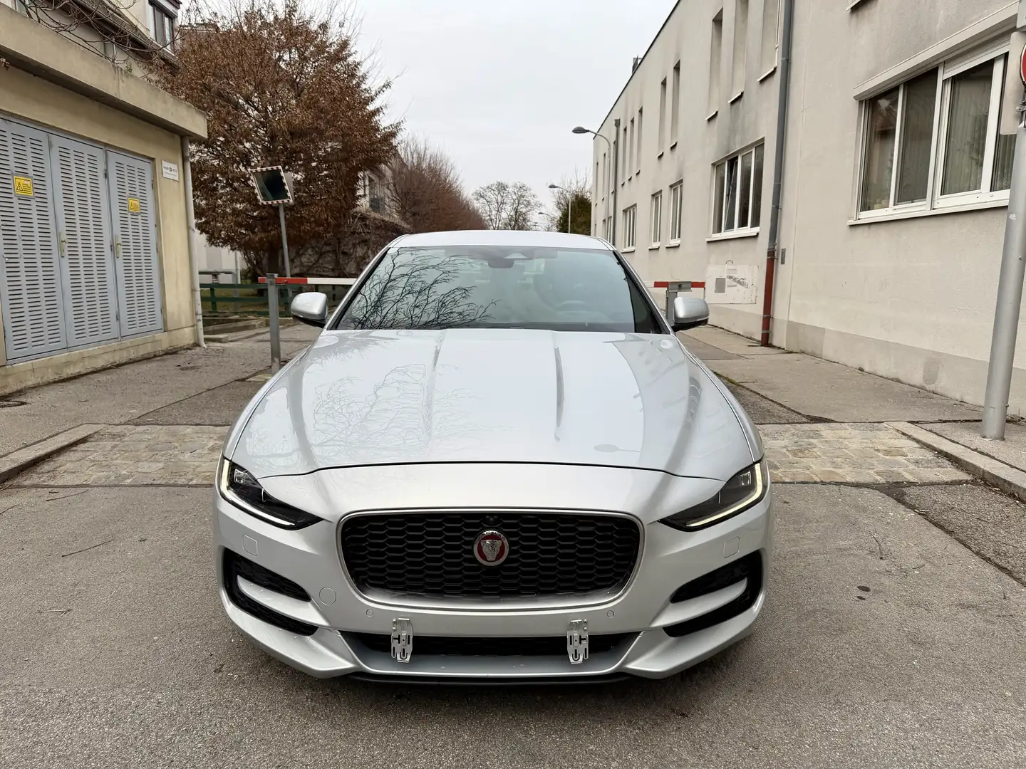 Jaguar XE D200 AWD HSE Aut. Silber - 2