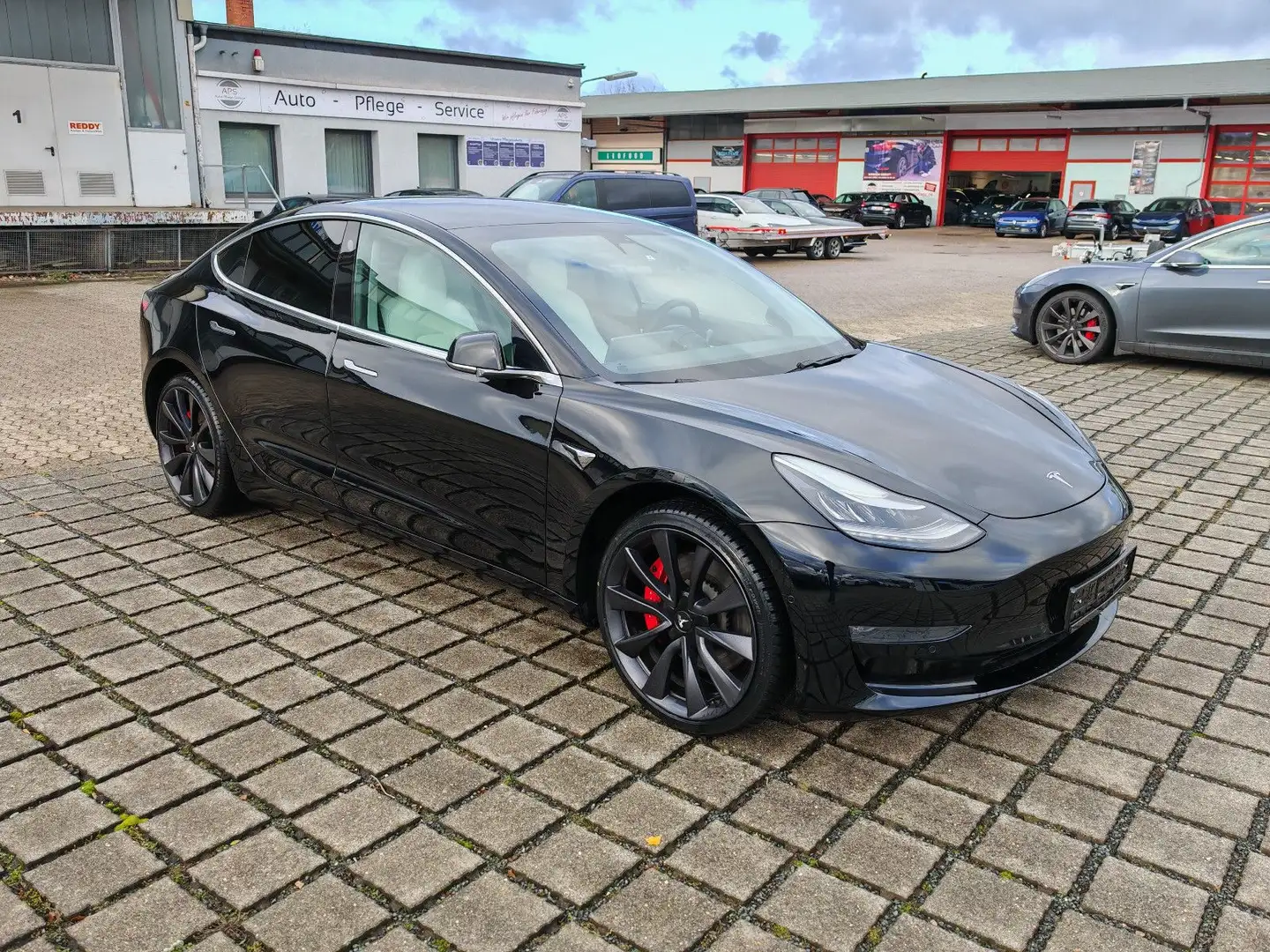 Tesla Model 3 Performance Schwarz - 1