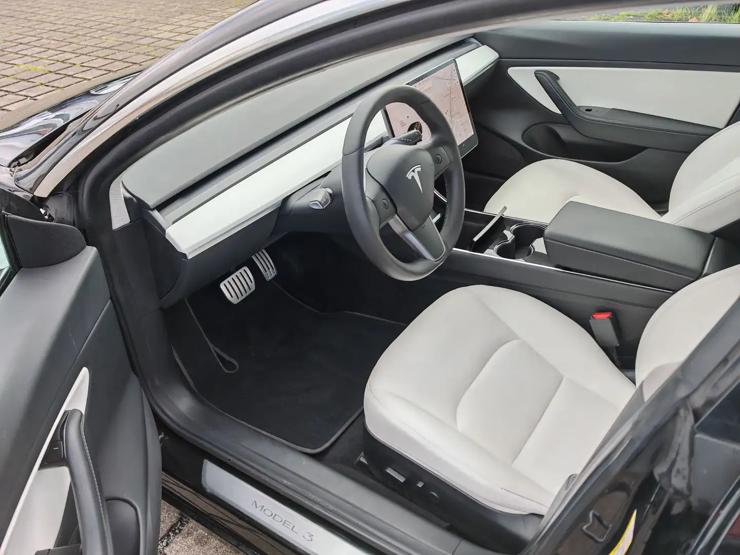 Tesla Model 3 Performance Schwarz - 2