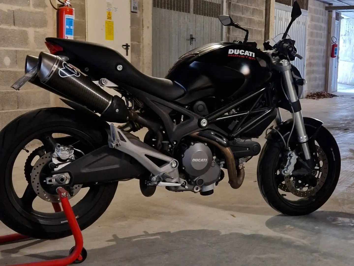 Ducati Monster 696 plus Black - 1