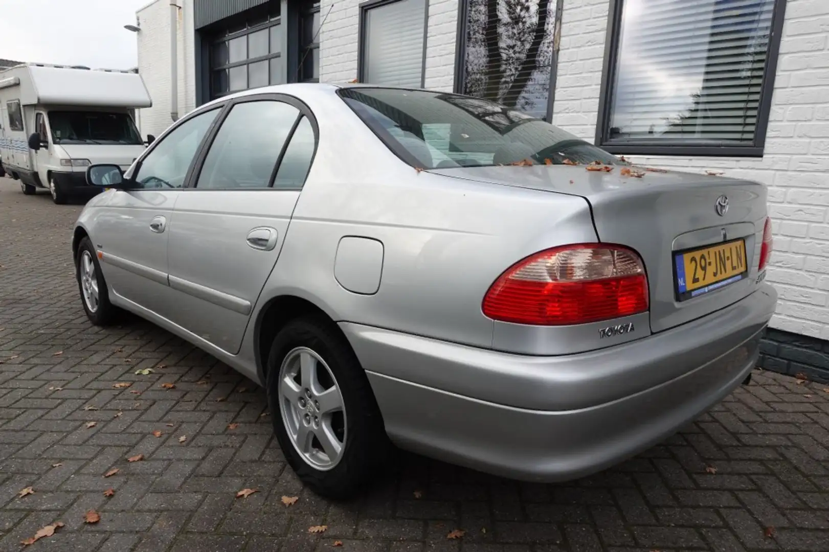 Toyota Avensis 1.6-16V LINEA LUNA 38000 km ONVERWOESTBAAR !! Grijs - 2