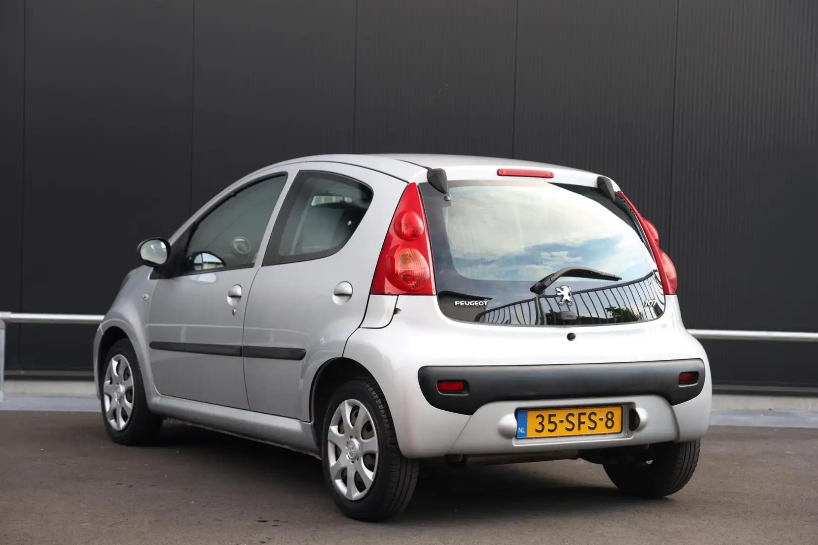 Peugeot 107 1.0-12V XS 5-Deurs Airco Radio Slechts 52dkm! Grijs - 2